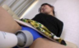 痩せこけた日本の熟女、幸子が10代の若者のようにファックする。