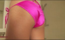 タイのレディーボーイ、ピンキーはバスタブでのアナルプレイが大好き