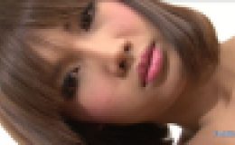 スレンダーで超キュートなブリトニーが裸になり、くびれたおっぱいと巨根を見せつける。