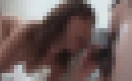 無修正、非常に美しいタトゥーのアジア人女性・上村あさみがマンコに大量の精液を注ぎ込まれる