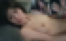 美乳の女子大生が巨根の男友達に配信中SEXさせられて顔射された動画